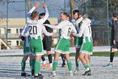 Freude bei Spielern von Tanne Thalheim nach dem Tor zum 1:0 von Lukas Hirsch ( Rückennummer 6).