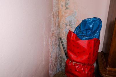 Die Wände in den Räumen im Untergeschoss des CVJM-Hauses in Albernau sind alle nass.