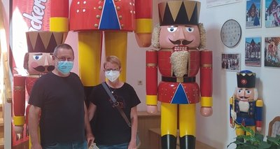 Lothar Kneifel und Doris Hellmuth bei ihrem Besuch im Nussknackermuseum in Neuhausen.
