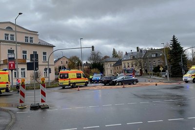 Sechs Menschen sind am frühen Sonntagnachmittag bei der Kollision zweier Pkw auf der Freiberger Bebelkreuzung verletzt worden.