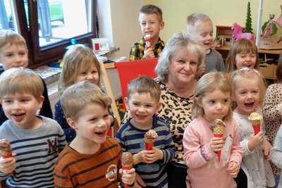 Für die Kinder gab es zum Abschied eine Runde Eis. Uta Lenz (Mitte) war in Theuma die dienstälteste Kindergärtnerin. Nun will sie ihre Rente genießen, den Kontakt zu ihren Kindern aber halten. 