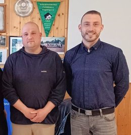 Rocky Lang (r.), der Vorsitzende des SV Crottendorf, hat Benno Siewert abgelöst. 