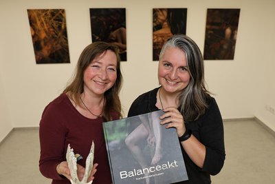 Ramona (r.) und Katrin Markstein inmitten ihrer Bilder in der Galerie in Meinersdorf.