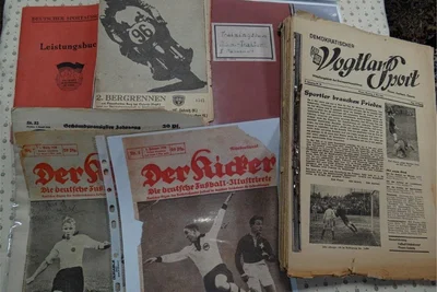 Alte Ausgaben von Fußballzeitschriften gehören ebenso zum Sammelkonvolut wie handschriftliche Dokumente zum Oelsnitzer Sport.