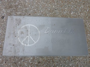 Auf dem Fußweg an der Brückenstraße ist eine Gedenkplatte an jener Stelle eingesetzt worden, an der Ende August Daniel H. Opfer eines Tötungsverbrechens wurde.