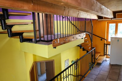 Die Treppe mit Stufen aus Holz ist heute als Rettungsweg nicht mehr zulässig, ein zweiter Rettungsweg müsste also an dem Haus angebaut werden.
