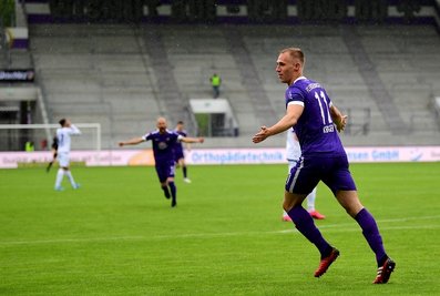 Florian Krüger (r.) hat seinen Vertrag beim FC Erzgebirge Aue verlängert.