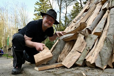 Der historische Meiler ist aufgebaut. Im Bild Hobby-Köhler Heiko Schmidt.