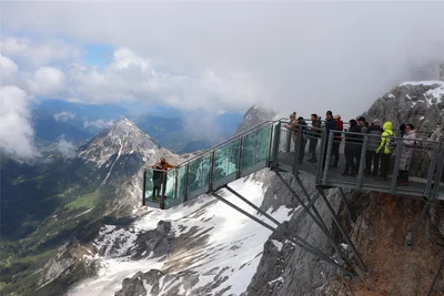 Am Ende der Brücke lockt die „Treppe ins Nichts“.