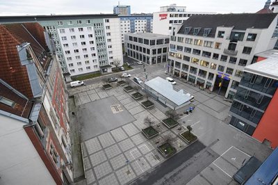 Der Platz der Alten Post zeigt sich wenig einladend. Unter dem Glasdach fahren die Autos in die Tiefgarage ein.