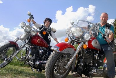 Gerhild Lorenz und Uwe Wohlfahrth (rechts) sind zwei der Coschützer Motorradfreunde, die sich den in den USA hergestellten Bikes der Marke Harley Davidson verschrieben haben. 