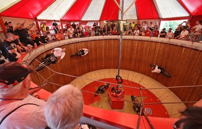 Atemberaubende Motorradaction: Im Red Bull Original Motodrom von 1928 gab es zum Grand Prix am Sachsenring die älteste reisende Steilwand der Welt zu bewundern - alles aus Holz.