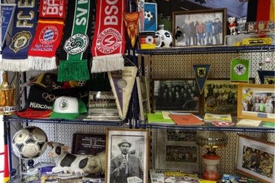 Schals, Wimpel, Bilder - und Reporterlegende Heinz-Florian Oertel als junger Sportjournalist in feinem Zwirn: All das gibt es bei Klaus Hertel in Oelsnitz.