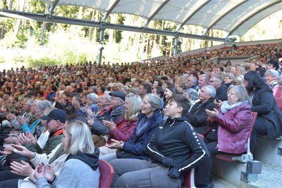 Das Naturtheater war fast bis auf den letzten Platz gefüllt und das Publikum begeistert.