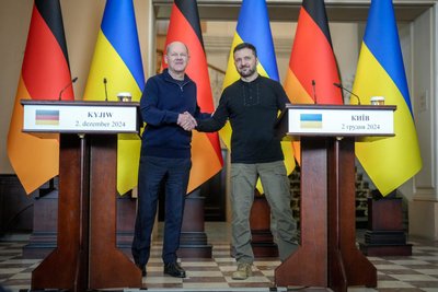 Bundeskanzler Olaf Scholz (links) wird bei seinem Besuch in Kiew vom ukrainischen Präsidenten Wolodymyr Selenskyj empfangen.