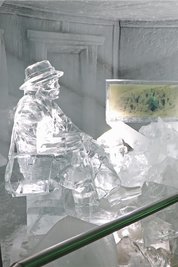 Eisskulptur des Gletscherforschers Friedrich Simony.