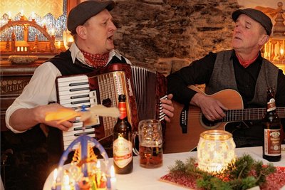 Ihre Lieder singen Martin Gronau (links) und Peter Messig oft im gemütlichen Eingangsbereich von Martin Gronaus Haus in Thum ein. 