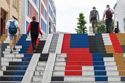 Die Bunte Treppe am Beginn der Dresdener Straße war ein Mikroprojekt der Kulturhauptstadt. Doch die stillgelegten Fahrstühle machen sie zum Problem für Menschen mit Beeinträchtigung.
