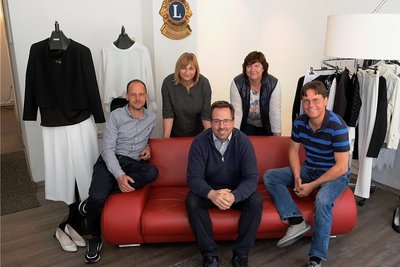 Für dieses rote Sofa haben die Lions eine besondere Idee. Doch vorerst können auf der Couch Kundinnen des nächsten Pop-ups Platz nehmen. Für Donnerstag laden die Lions Martina Müller und Cornelia Schaller sowie Jan Forbriger, Mathias Kleinert und Uwe Heimrath (von links) ein.
