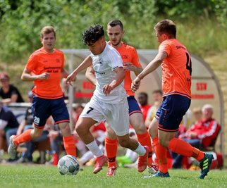 Ein Bild mit Symbolcharakter: Die Lichtensteiner - hier mit Mohammad Rahimi am Ball - stehen beim Kampf um den Klassenerhalt in der Fußball-Landesklasse West gehörig unter Druck, während Oberlungwitz (orange Trikots) gegen die zweitbeste Offensive der Liga aus Reichenbach wieder kompakt stehen muss. 