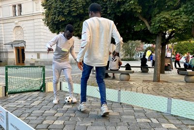 Abdul Kader und Mustafa Haruun nutzten die Mini-Fußball-Parcours des Kreissportbundes. Die beide Sudaner würden gern regelmäßig Fußball spielen in Plauen.