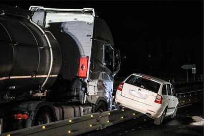 Im Baustellenbereich nahe Plauen-Ost kollidierten ein Gefahrgut-Transporter und ein Skoda.