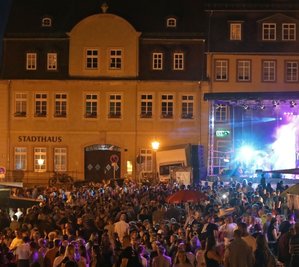 Sachsenringstimmung auch mitten in Hohenstein-Ernstthal: Tausende Besucher zog es am Freitag und Sonnabend vor die große Bühne, die auf dem Altmarkt stand.