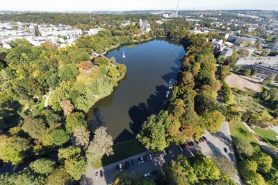 Ab Frühjahr 2026 wird der Hauptweg auf der rechten Seite des Schloßteiches (parallel zur Promenadenstraße) saniert.