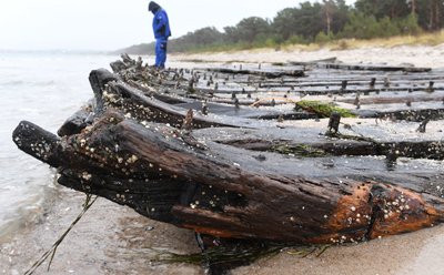 Der Sturm der vergangenen Tage hat an der Küste der Insel Rügen ein altes Schiffswrack freigelegt. Bei den beiden Stürmen im Januar habe der Strand vor Glowe bis zu einem Meter an Höhe verloren. Experten zufolge soll es sich aufgrund der Bauform um ein Handelsschiff aus dem 18. Jahrhundert handeln. Im vergangenen Jahr war der Rumpf bereits einmal teilweise freigespült worden. Damals hatte sich die Denkmalschutzbehörde gegen eine Bergung entschieden. Wanderer pilgern jetzt zum Fundort, um das Wrack zu bestaunen.