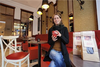 Karina Kraus freut sich auf Gäste in der Zwickauer Schokoladen-Bar. 