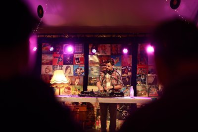 Vier Bühnen gab es auf dem Festival-Gelände. Im "Wohnzimmer" legte DJ Gruva - Philipp Lindner - auf und brachte die Menschen bis in die Nacht hinein zum Tanzen.
