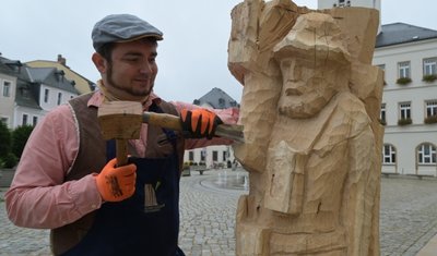 Johannes Düring hat sich am Freitag beim Schnitzen der Bergmannsskulptur, wie sie einst Gotthard Richer schuf, auf dem Schneeberger Markt über die Schulter schauen lassen. 