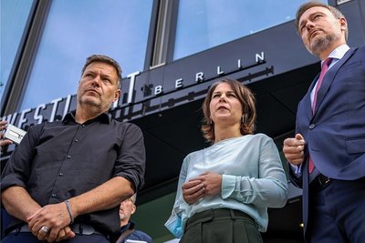 Wollen sich nicht mehr so einfach auseinanderdividieren lassen: Die Grünen-Vorsitzenden Robert Habeck (von links) und Annalena Baerbock sowie FDP-Chef Christian Lindner. 