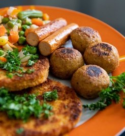 Mmh: ran ans Besteck und Falafel, vegane Schnitzel und Würstchen samt Gemüse "verspachteln"!