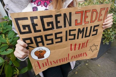 Mehr als ein Fünftel der Bevölkerung (etwa 22 Prozent) gibt an, bereits selbst von Rassismus betroffen gewesen zu sein.