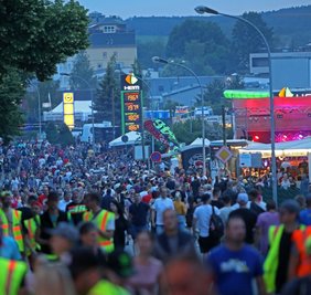 Die Goldbachstraße zwischen Oberlungwitz und Hohenstein-Ernstthal entwickelte sich zur Partymeile. Hier ging die Post bis weit nach Mitternacht ab. 