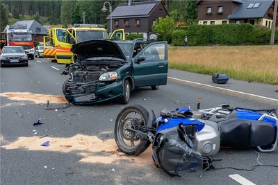 Ein Motorrad der Marke Honda und ein Pkw Suzuki kollidierten am Donnerstagnachmittag auf der B 283.