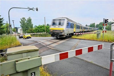 Über einen Bahnübergang gelangen Autofahrer zum Wohngebiet Hänflingsberg in Burgstädt mit etwa 100 Häusern und Gewerbebetrieben. Pläne für den Wegfall sorgten für Ärger.