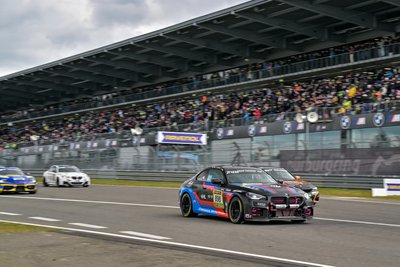 Vorbei an vollbesetzten Tribünen führte das 24-Stunden-Rennen am Nürburgring mehrfach.