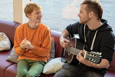 Wenn Wohnbereichsleiter Daniel Weiss Michel auf der Gitarre vorspielt, ist das für diesen besonderen Menschen wie Balsam für die Seele. Genauso liebt es Michel, auf dem Trampolin zu springen. 