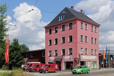 An dieser Stelle mündet die Turnstraße in die Hofer Straße. Die Polizei meint, wird die Straße ausgebaut, ist eine Ampelregelung notwendig, um Unfälle zu vermeiden.