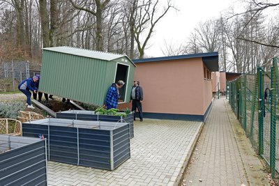 Der Leichtbau-Geräteschuppen konnte an seinen Bestimmungsort getragen werden.