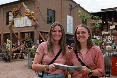 Lisa Möller und Luisa Zühlke sind für die komplette Deko auf dem Festivalgelände zuständig.
