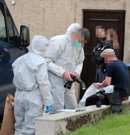 Die Spurensicherung war in Raum mit dabei - darunter auch Experten des Landeskriminalamtes.