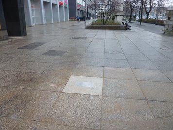 Zuvor hatten Freunde des Getöteten den Trauerort beräumt, an dem über Monate Blumen und Kerzen abgestellt worden waren.