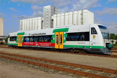 Dieser Triebwagen der Vogtlandbahn wirbt mit einer Aufschrift jetzt für "900 Jahre Plauen".