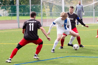 Alexander Beine (Mitte) und der SV Großrückerswalde feierten in Annaberg einen wichtigen 2:0-Sieg. Für die Kreisstädter – hier Justin Reichel (l.) und Marcel Thiel – wird der Abstand zum rettenden Ufer größer.