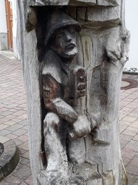 Diese Figur von Gotthard Richter steht in Aue auf dem Gelände des Landratsamts. 