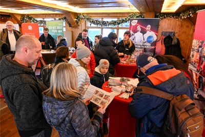 In lockerem Ambiente informierten Chemnitzer Unternehmen nach Weihnachten über mehrere Tage hinweg über ihre Stellenangebote. Nicht zuletzt auf rückkehrwillige ehemalige Chemnitzer hatten sie es abgesehen.