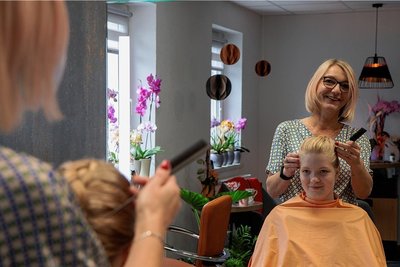 Die Buchholzerin Kathrin Grund hat sich in ihrem Stadtteil mit einem Friseursalon selbstständig gemacht. Im Bild frisiert sie Vanessa Roscher.